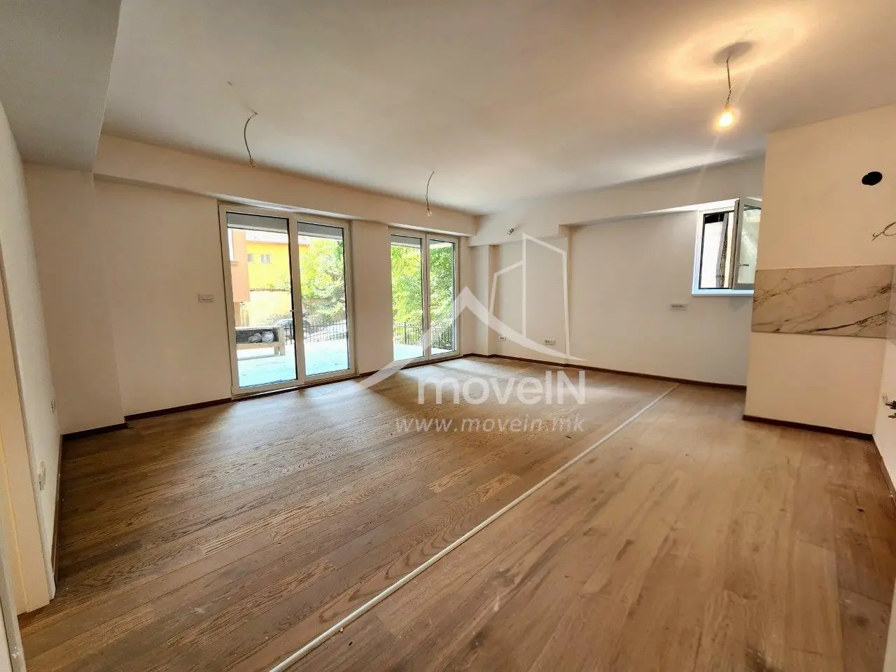 Се продава 61м² стан + 100м² приватен двор во Дебар Маало