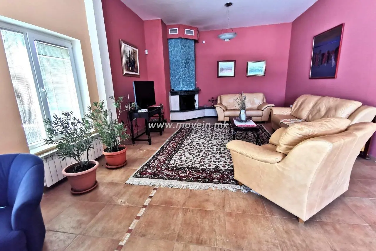 Куќа со 5 спални соби, 260 м², под кирија во Соње, Скопје