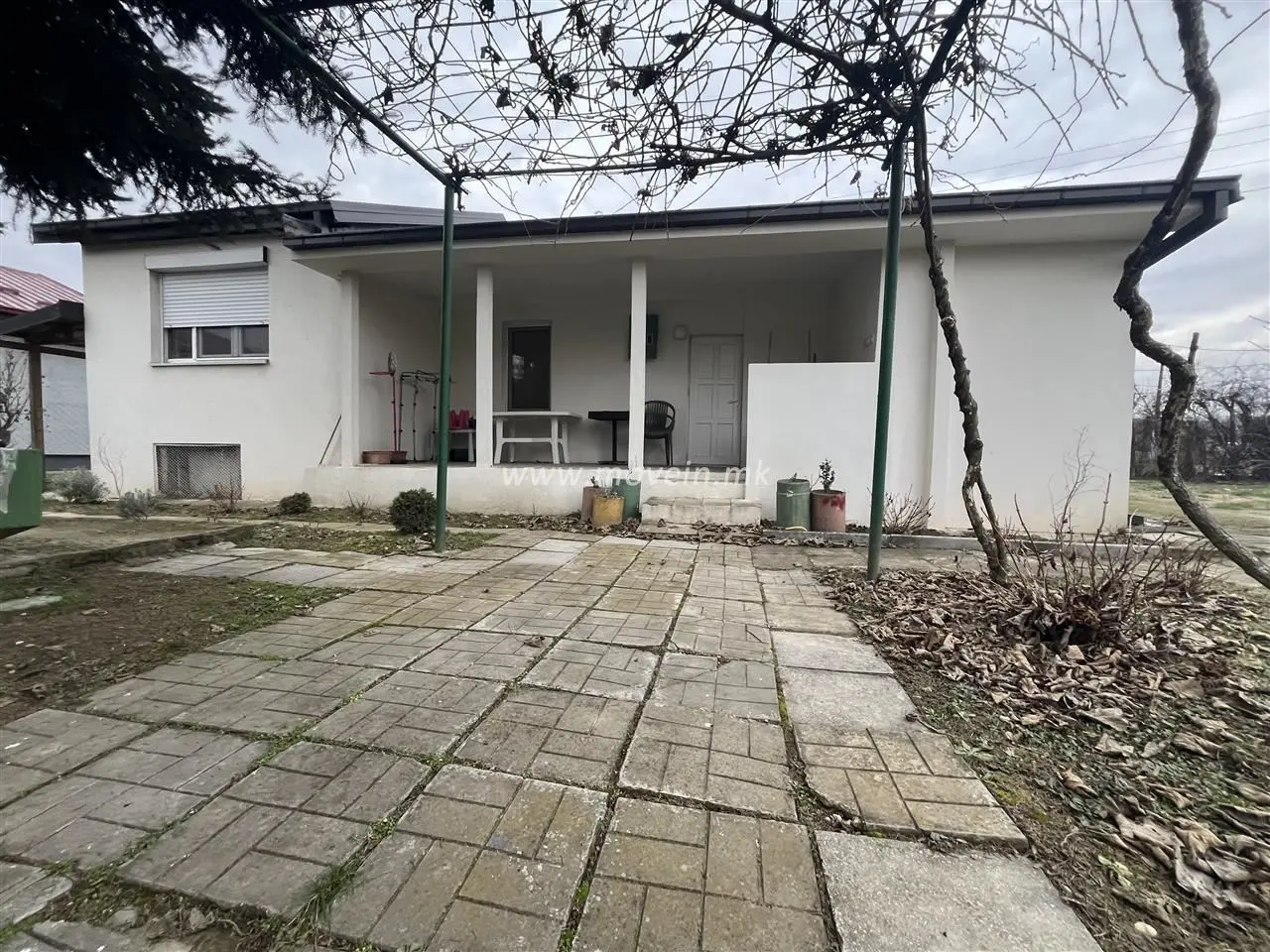 Куќа за продажба во убава и мирна населба во околината на Скопје