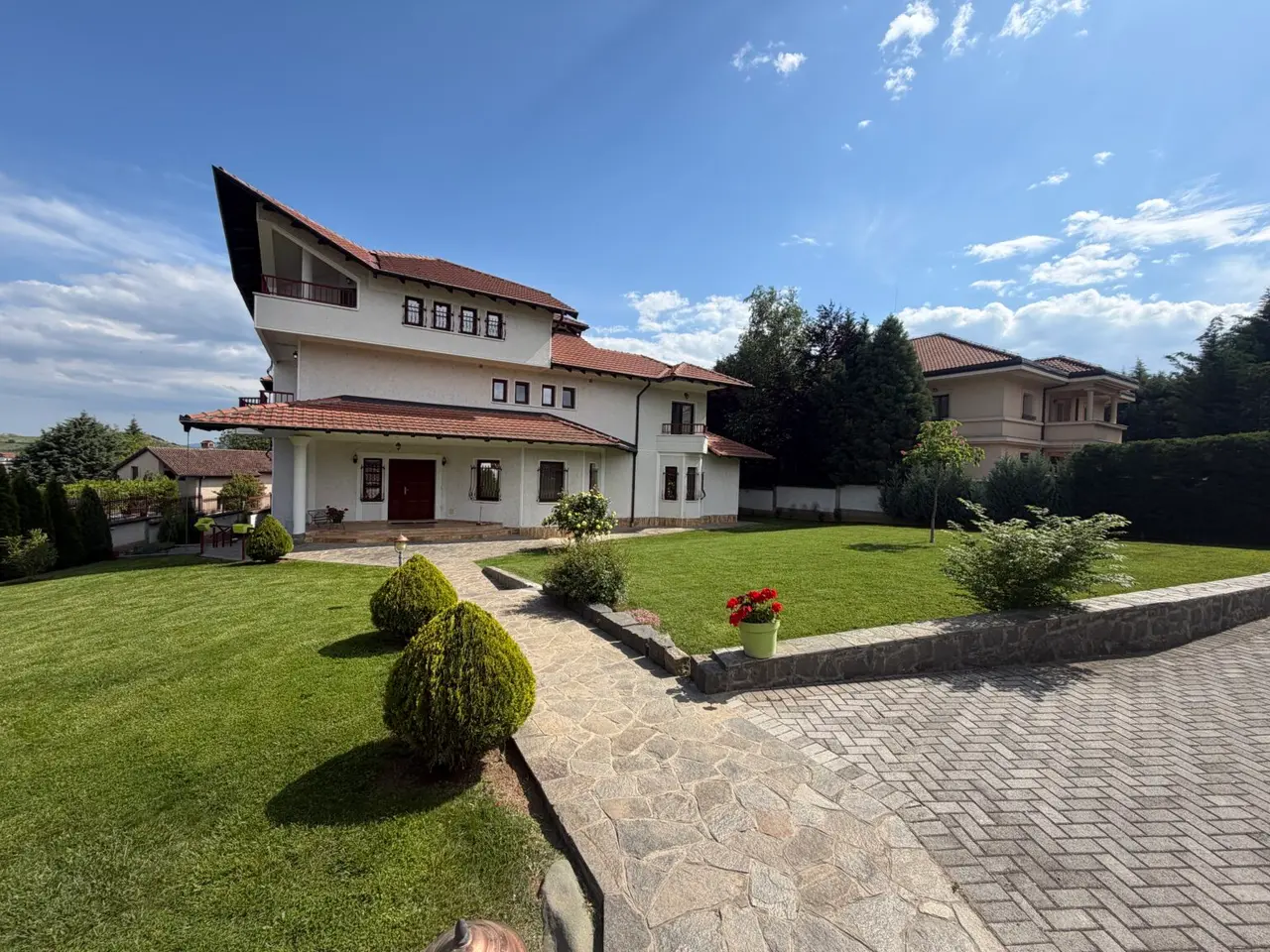 Луксузна куќа од 720 м² со базен.