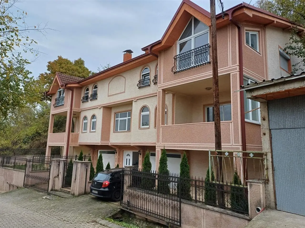 Kуќа 350м2 во Жданец