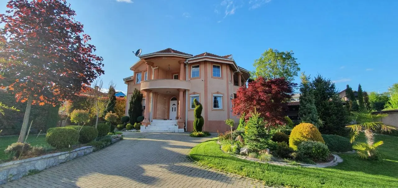 Куќа 320м2 со простран двор на мирна локација
