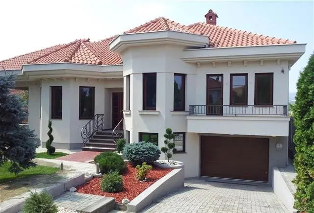 Прекрасна куќа со 550м2 двор