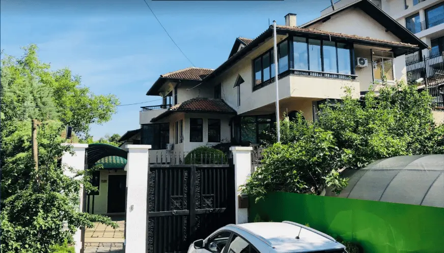 Пространа куќа со дипломатски статус