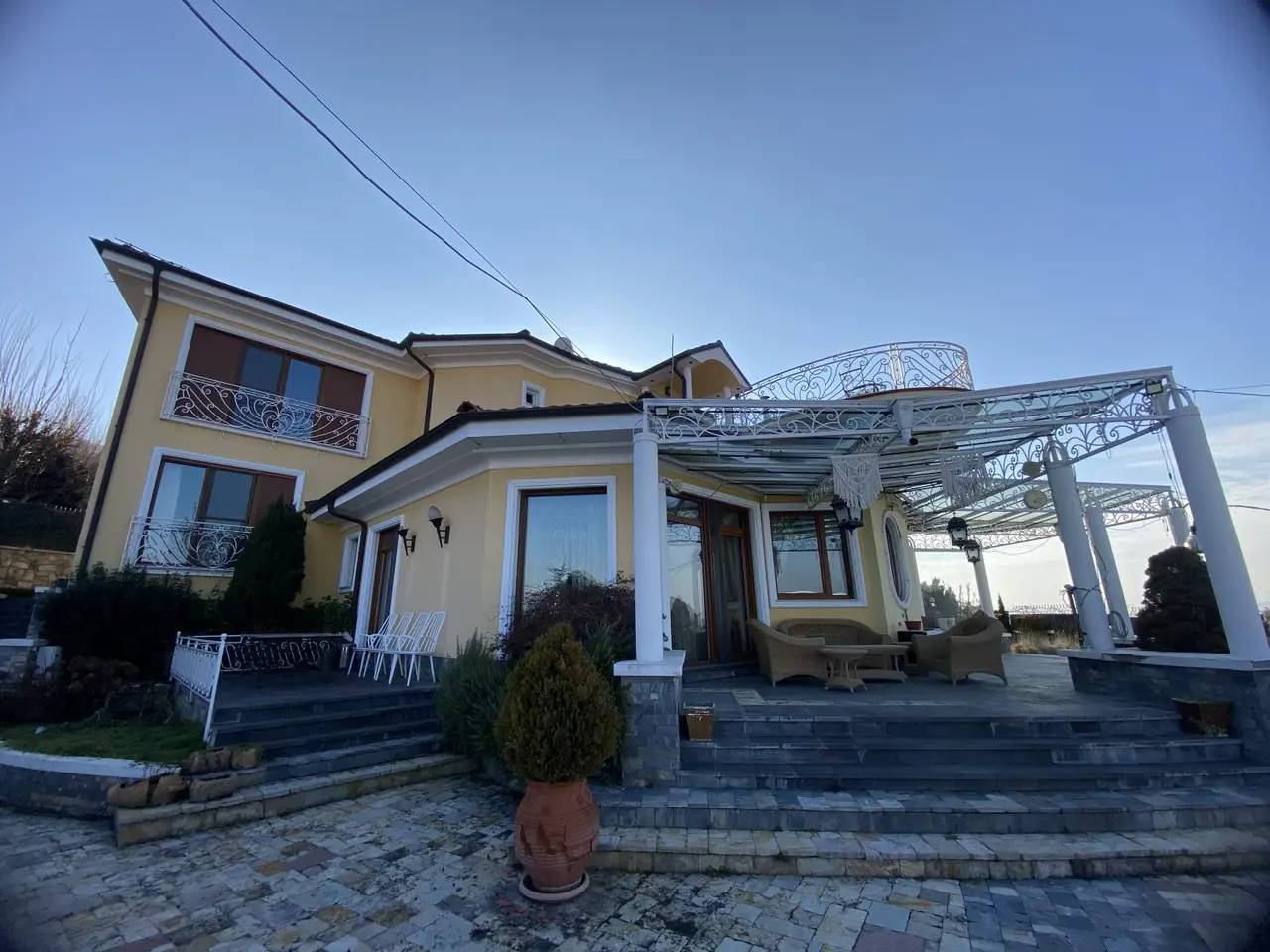 Пространа куќа 550м2 во Нерези