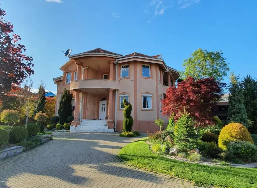 Куќа 320м2 со простран двор на мирна локација