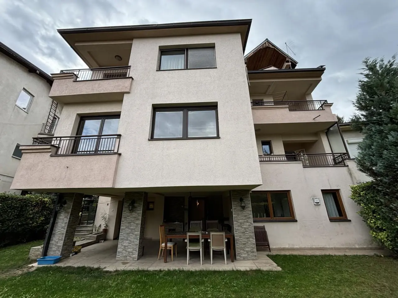 Се продава куќа 350м2 на Водно