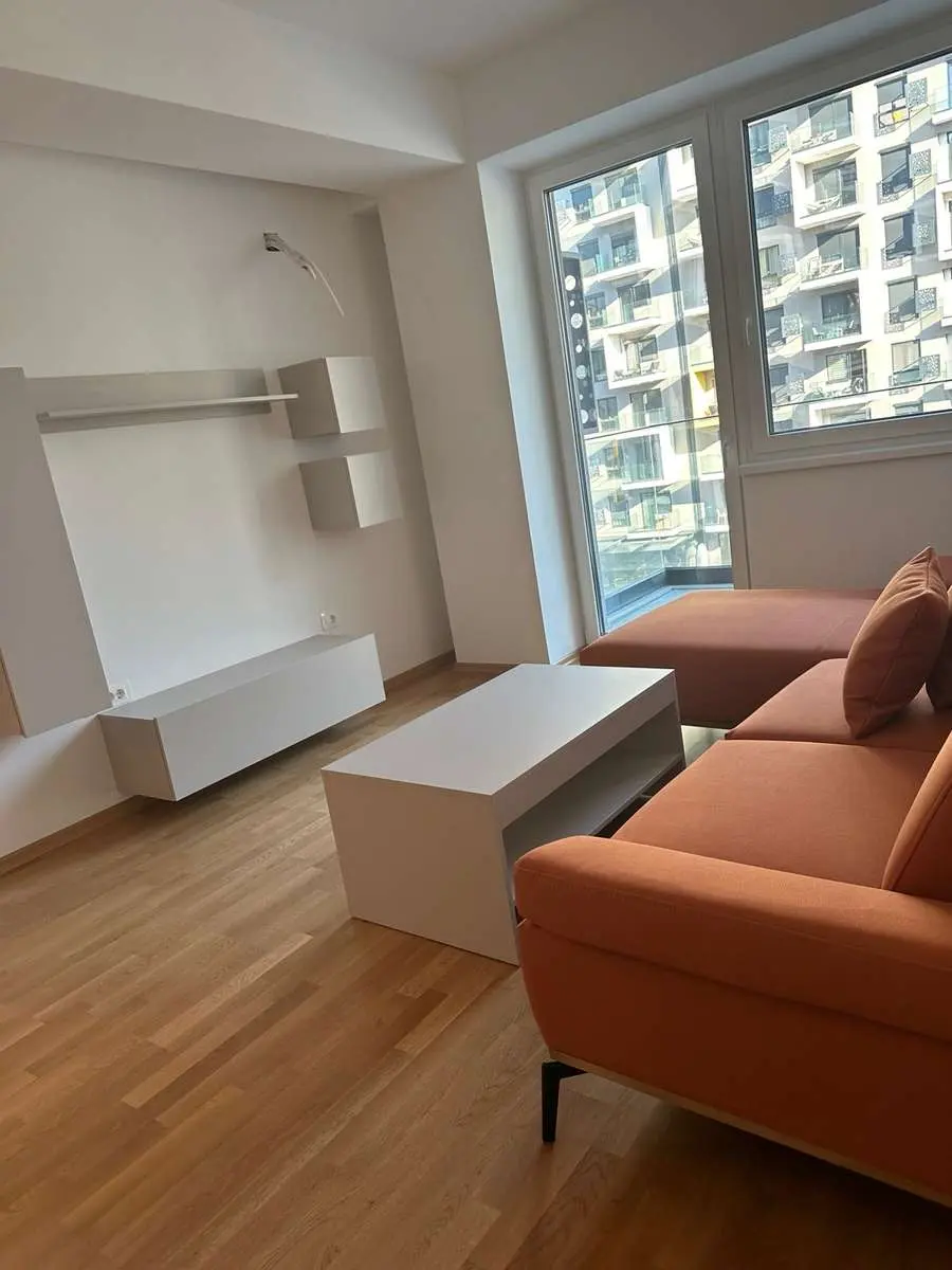 Се изнајмува нов наместен 3-собен стан во East Gate Living